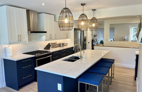 Crawford House | LUXE 5 Bedroom Kelowna Home with Pool