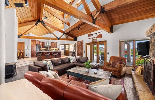 Atascadero House | Luxe 5-bedroom, sleeps 12, centrally located, spa, pool, EV, VIP amenities