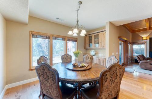 Truckee House | Luxe All-Season Retreat by AvantStay Prime Location Near Skiing