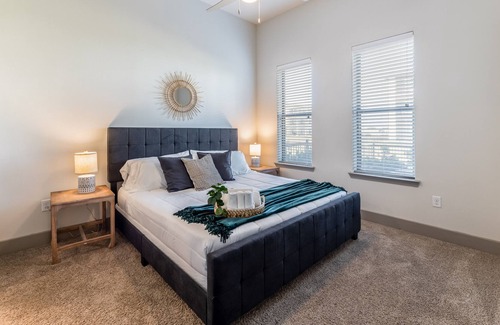 Haltom City Apartment | Luxe Apt Near FTW/DAL┃PrivateYard┃ Pool┃Pets OK!