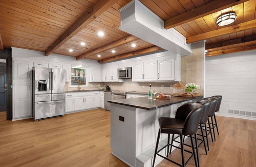 Waleska House | Luxe Arrowhead Lakefront 4 Br~Hot Tub~Pool Table