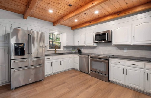 Waleska House | Luxe Arrowhead Lakefront 4 Br~Hot Tub~Pool Table
