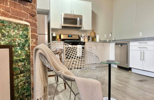 Bloomfield Apartment | Luxe Bloomfield Apt | Free Parking | UPMC/Pitt/CMU