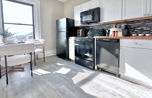 Bloomfield Apartment | Luxe Bloomfield Penthouse | Pitt/CMU/UPMC | Modern