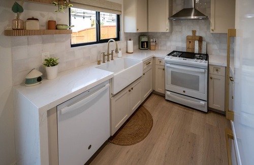 Lantern District House | LUXE BohoModern 1bd/1ba PRIME loc w/huge entertainers backyard & garage