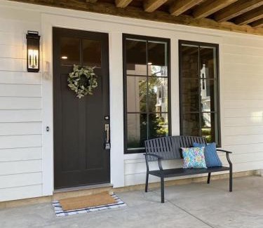 Union Pier House | Luxe by the Lake - Pool Access