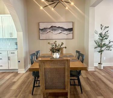 Union Pier House | Luxe by the Lake - Pool Access