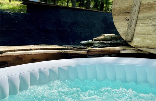 Pleasant Shade Cabin | Luxe Cabin Hot Tub Outdoor Movie Screen Mountains