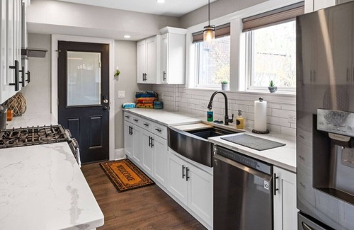 Pittsburgh Apartment | Luxe Campus Retreat – Sauna, Theater, Park & Walk
