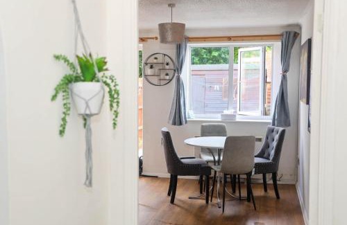 Gloucester House | Luxe Cosy&Spacious 2 Bed House - Super Fast Wi-Fi & Private Parking Near GLO Airport & Cheltenham Racecourse