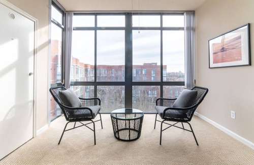 Radnor - Fort Myer Heights Apartment | Luxe Court House 1BR w/Pool & W/D, nr Landmarks & Dining, by Blueground