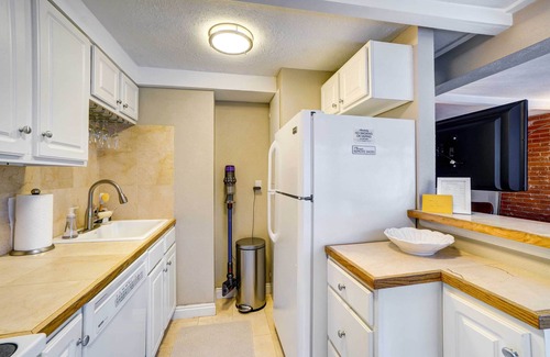 Cherry Creek Condo | Luxe Denver Condo w/Community Patio & Grill