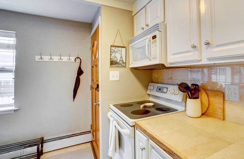 Cherry Creek Condo | Luxe Denver Condo w/Community Patio & Grill