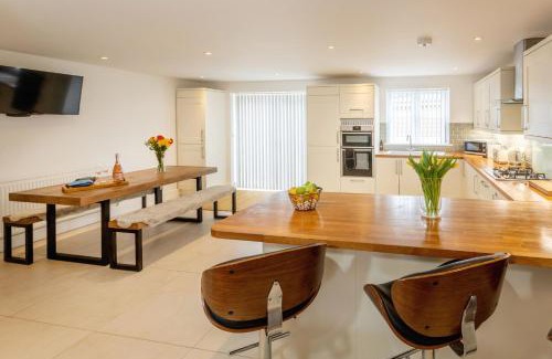 Newlyn House | Luxe Detached 3 Bed Luxe House on Exclusive Private Estate Close to Coast Free Hot Tub Sleeps 6 Private Parking for 2 Cars