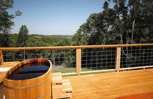 Eureka Springs Apartment | Luxe Dome Cedar Hot Tub