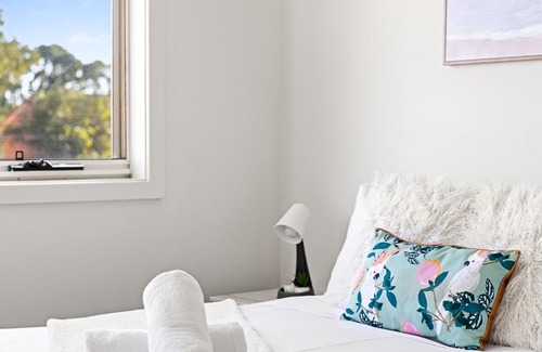 Panania House | Luxe Double Room in Panania - Nearby Stations & Shops - Shared Bathroom