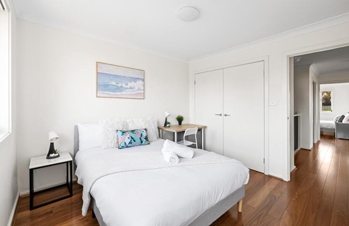Panania House | Luxe Double Room in Panania - Nearby Stations & Shops - Shared Bathroom
