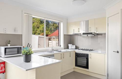 Panania House | Luxe Double Room in Panania - Nearby Stations & Shops - Shared Bathroom