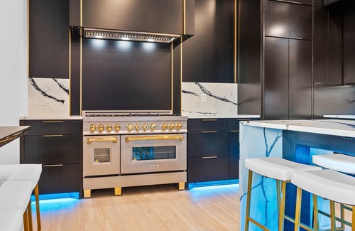 Mid America House | Luxe Escape, Sleeps 24, Heated Pool, Putting Green