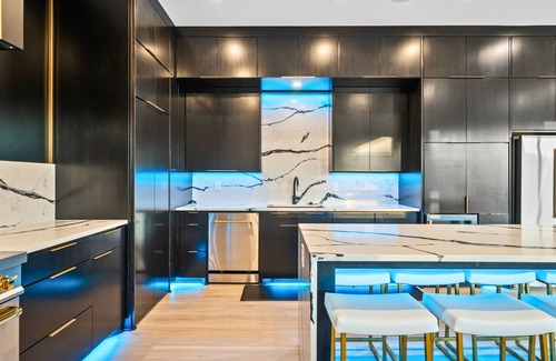 Mid America House | Luxe Escape, Sleeps 24, Heated Pool, Putting Green