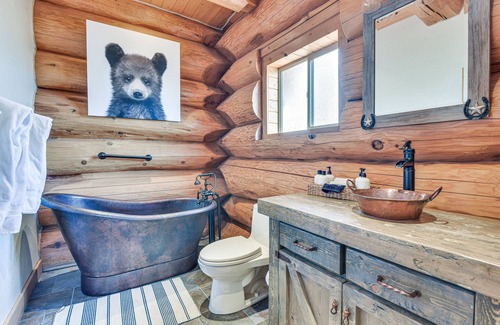 Hanna Cabin | Luxe Family Cabin w/ Deck: Walk to Duchesne River!