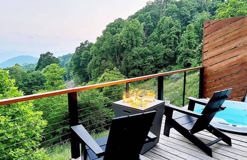 Canton Cabin | Luxe Glass Cabin + Hot Tub+ Mountain View +Hiking