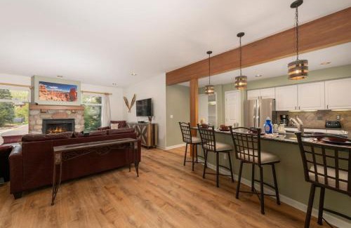 Old Town Apartment | Luxe Home Minutes To Skiing Hot Tub