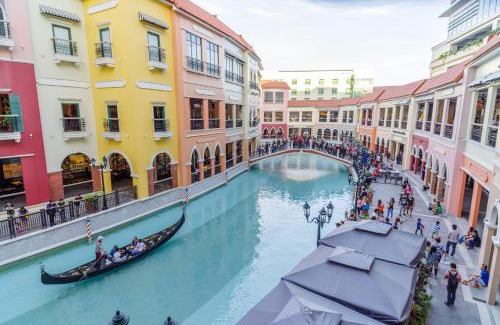 Pinagsama Apartment | Luxe in Venice