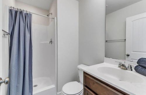Southwest Raleigh House | Luxe King 3BR Townhouse Mins Downtown