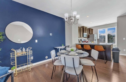 Southwest Raleigh House | Luxe King 3BR Townhouse Mins to Downtown!