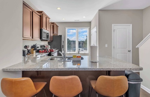Southwest Raleigh House | Luxe King 3BR Townhouse Mins to Downtown!
