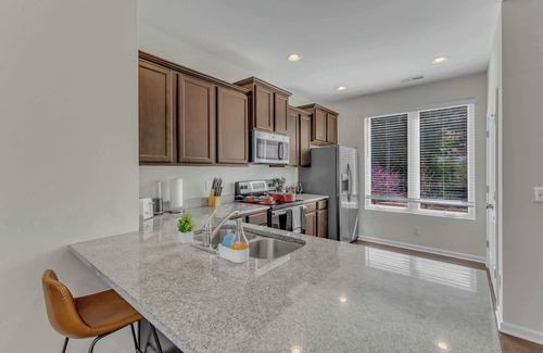 Southwest Raleigh House | Luxe King 3BR Townhouse Mins to Downtown!