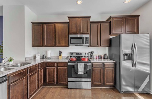 Southwest Raleigh House | Luxe King 3BR Townhouse Mins to Downtown!