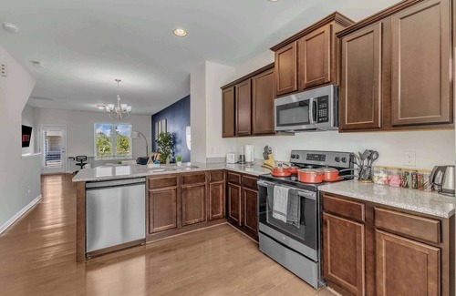 Southwest Raleigh House | Luxe King 3BR Townhouse Mins to Downtown!