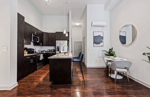 Cherry Apartment | Luxe King Bed Studio—in Midtown!