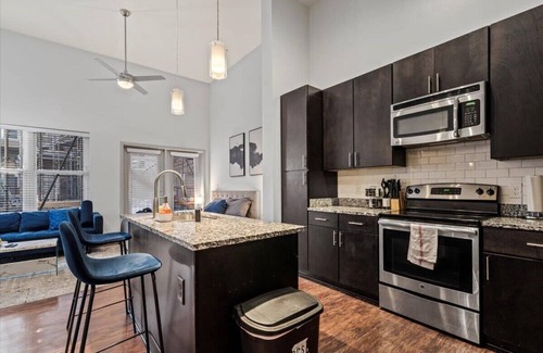 Cherry Apartment | Luxe King Bed Studio—in Midtown!
