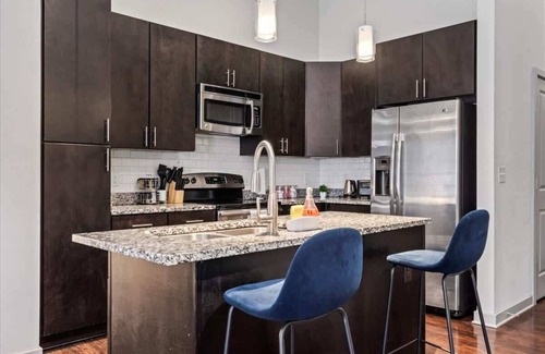 Cherry Apartment | Luxe King Bed Studio—in Midtown!