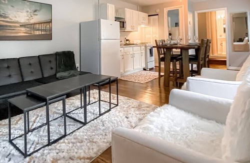 Hattiesburg Apartment | LUXE King Suite Cottage