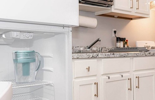 Hattiesburg Apartment | LUXE King Suite Cottage