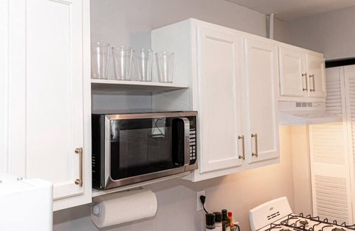 Hattiesburg Apartment | LUXE King Suite Cottage