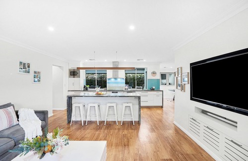 Mullaloo House | Luxe Lagoon: Family-Friendly Retreat with Pool
