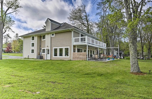 White Lake House | Luxe Lakefront Family Cottage: Private Beach, Dock