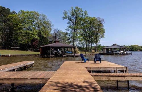Lake Oconee House | Luxe Lakefront Home with Private Hot Tub, Dock, Kayaks & Firepit - Dogs OK