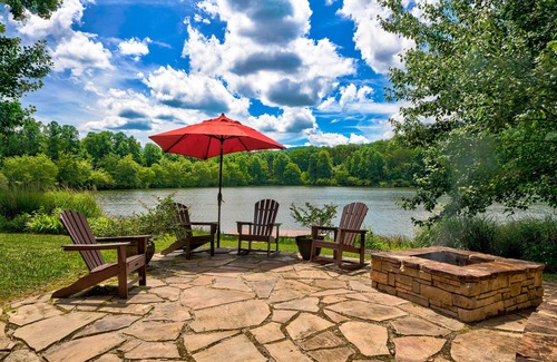Tate Cabin | Luxe lakefront retreat with fishing dock, deck, firepit, patio & pool table