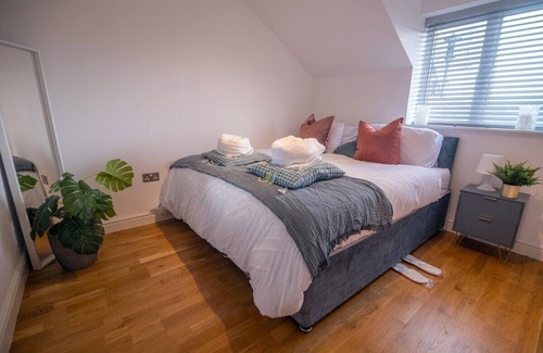 Abbey Wood Apartment | Luxe Living in Abbey Woods