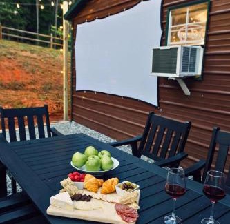 Dahlonega Villa | Luxe Lodge Escape - Hot Tub-Outdoor Movies-Game Room-Fire Pit