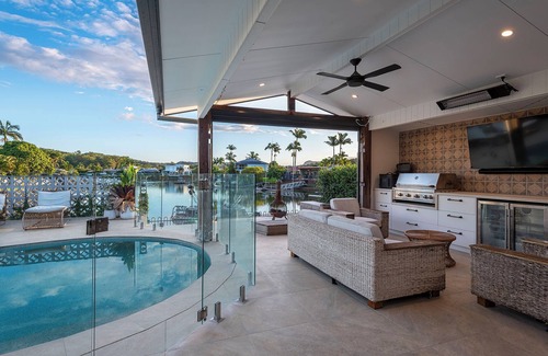 Currumbin Waters House | Luxe Modern 4 Bedroom Waterfront Homen