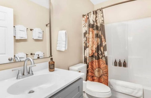 Old Fort House | Luxe Modern Cabin outside Asheville with Glamping