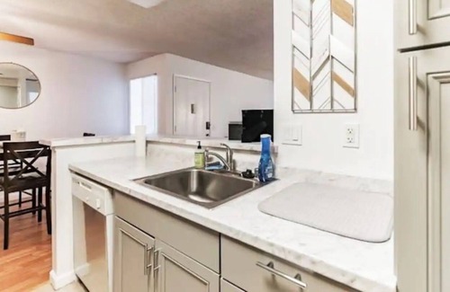 Redlands Apartment | Luxe Modern Getaway in the Heart of Redlands! (CDC Safe)