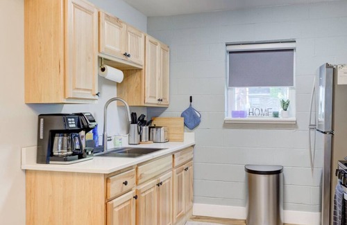 Downtown Memphis Apartment | Luxe Modern loft w/King Bed, Free Parking & Wi-Fi